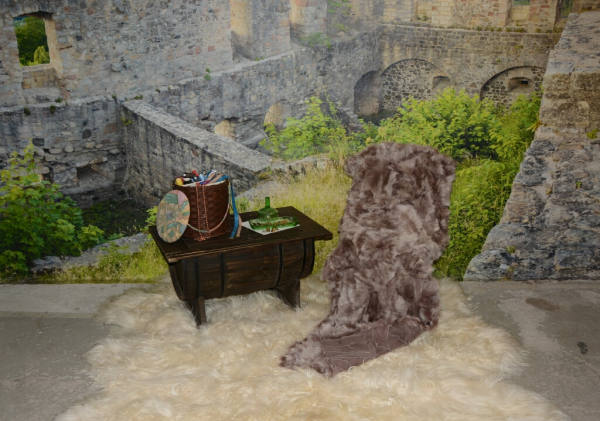 Exklusive Pelztafel Premium – Echtes Lammfell Patchwork (55 x 150 cm) Zartes Rotbraun